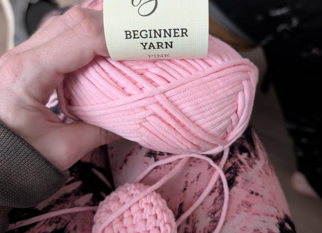 Как обойтись весной без «веселеньких» расцветок: 9 стильных образов для женщин 50+ в нейтральных тонах