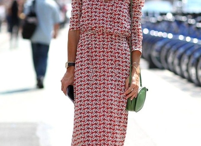 Платье и кроссовки: как носить летом эту модную комбинацию