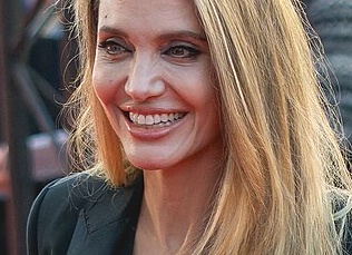 Самые стильные бабушки среди звезд: 7 обладательниц роскошной фигуры